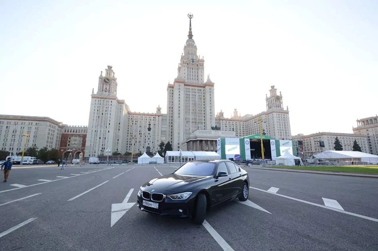 Мгу машина. Стоянка МГУ Москва. Автопарковка МГУ. Стоянка около МГУ. Парковка МГУ машины.