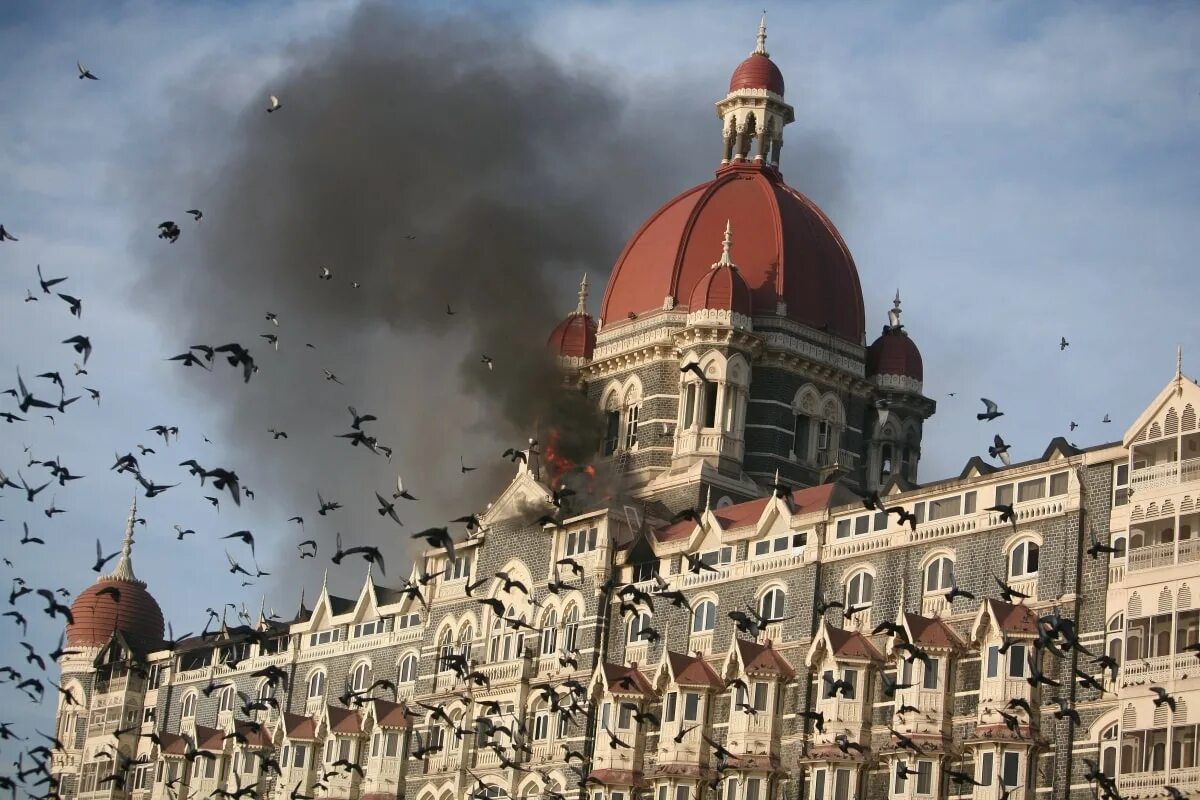 26 Ноября 2008 отель Мумбаи. Мумбаи 2008 Тадж Махал теракт. Отель Тадж Махал 2008 теракт. Нападение на мумбаи