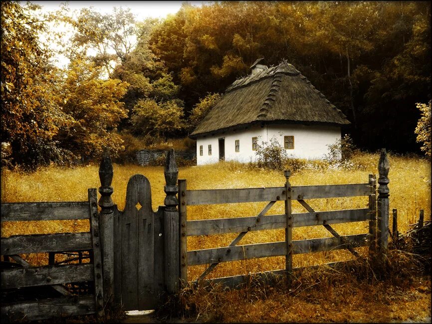 Деревенский дом с забором. Старинный забор. Старый деревенский забор. Старый деревенский дом с забором. Хата 7 букв