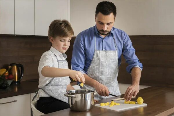 Дочки дают отцам на кухне после приготовления пищи