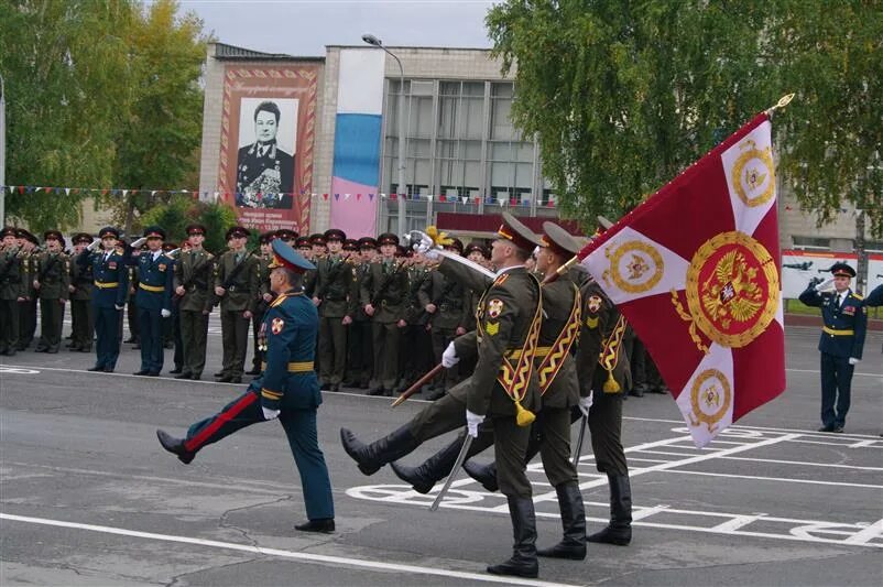 Ритуал вручения боевого Знамени воинской части РФ. Вынос боевого Знамени воинской части РФ. Боевое Знамя НВИ. Боевое Знамя ВУМО. Боевое знамя нового образца