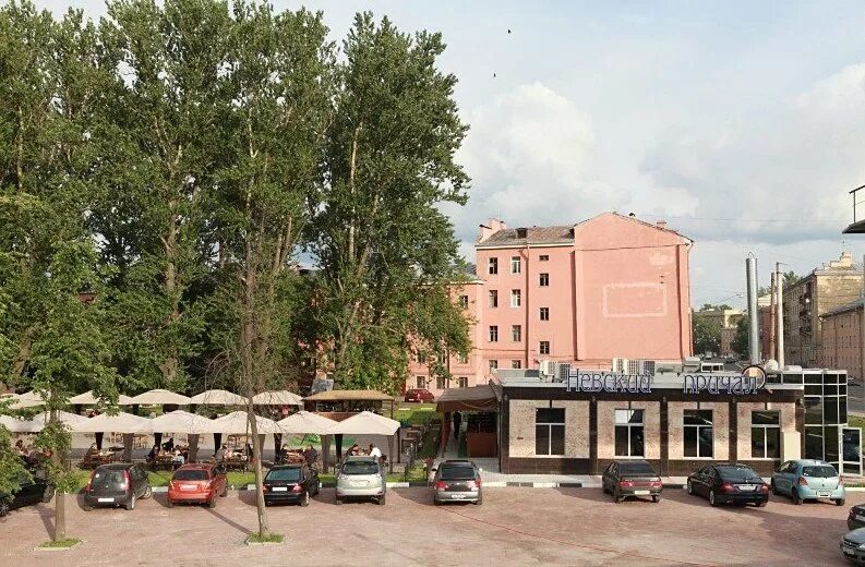 Aussenansicht von der Strasse/Parkplatz - Picture of Nevskiy Prichal, St. Peters