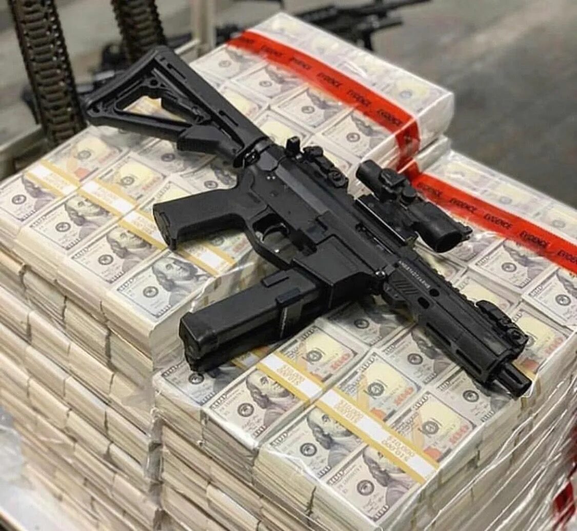 Деньги оружие машины. Машины деньги оружие. Стол с деньгами и оружием. Деньги на вооружение.