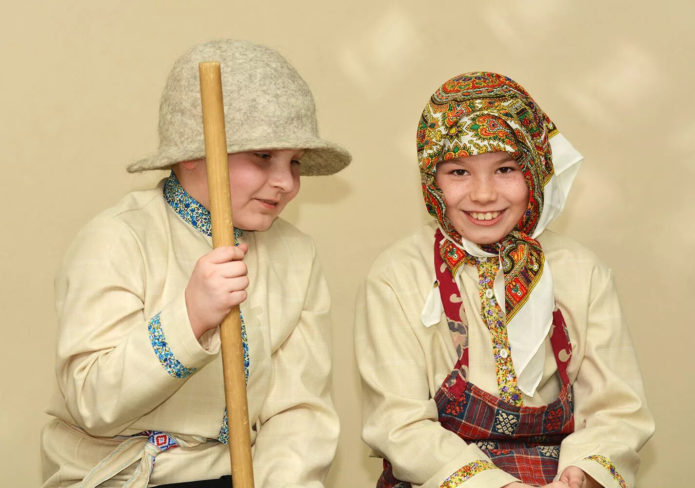 Дети в удмуртских национальных костюмах. Удмурты Северные дети. Удмуртская Национальная одежда для детей. Удмуртский фольклор для детей. Как по удмуртски ребенок