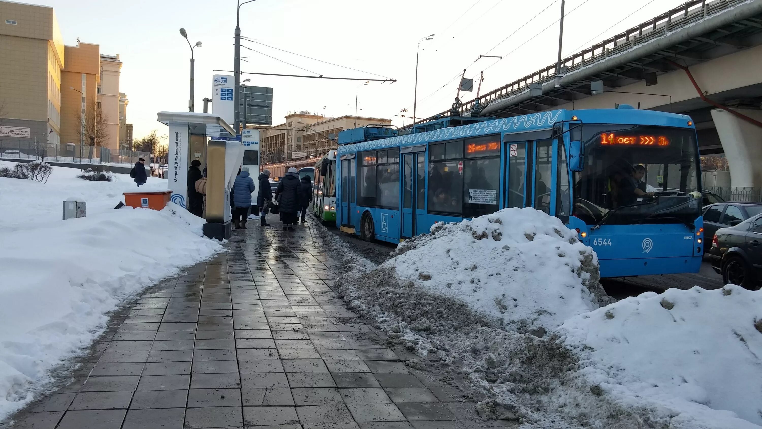 154 Электробус ВДНХ. Автобусная остановка ВДНХ. Автобус 136 Москва. Остановка ВДНХ Москва.