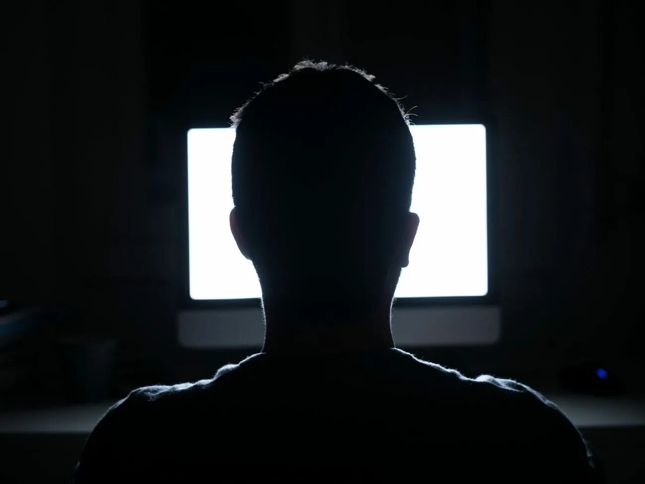 Person tv. Человек перед экраном. Парень сидит в темноте. Сидит за компьютером ночью.