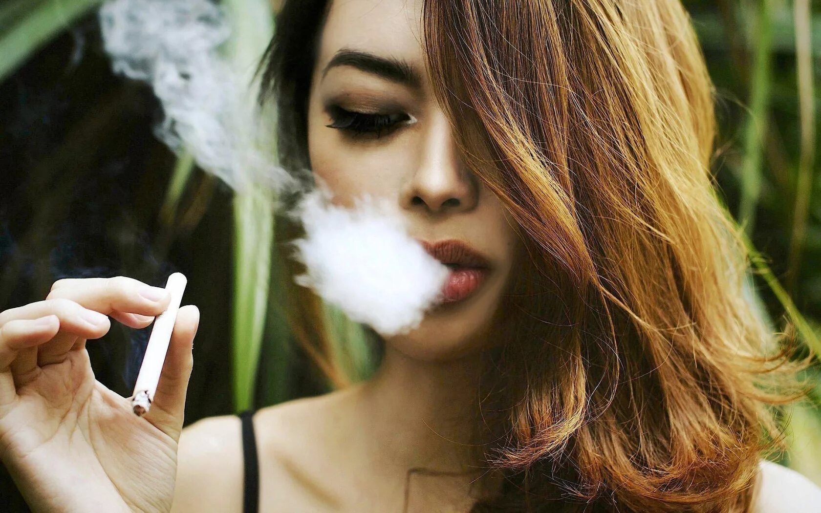 Курящая девушка. Девушка в дыму. Beautiful smoking girl. Девушка курит. Курильщица терри.