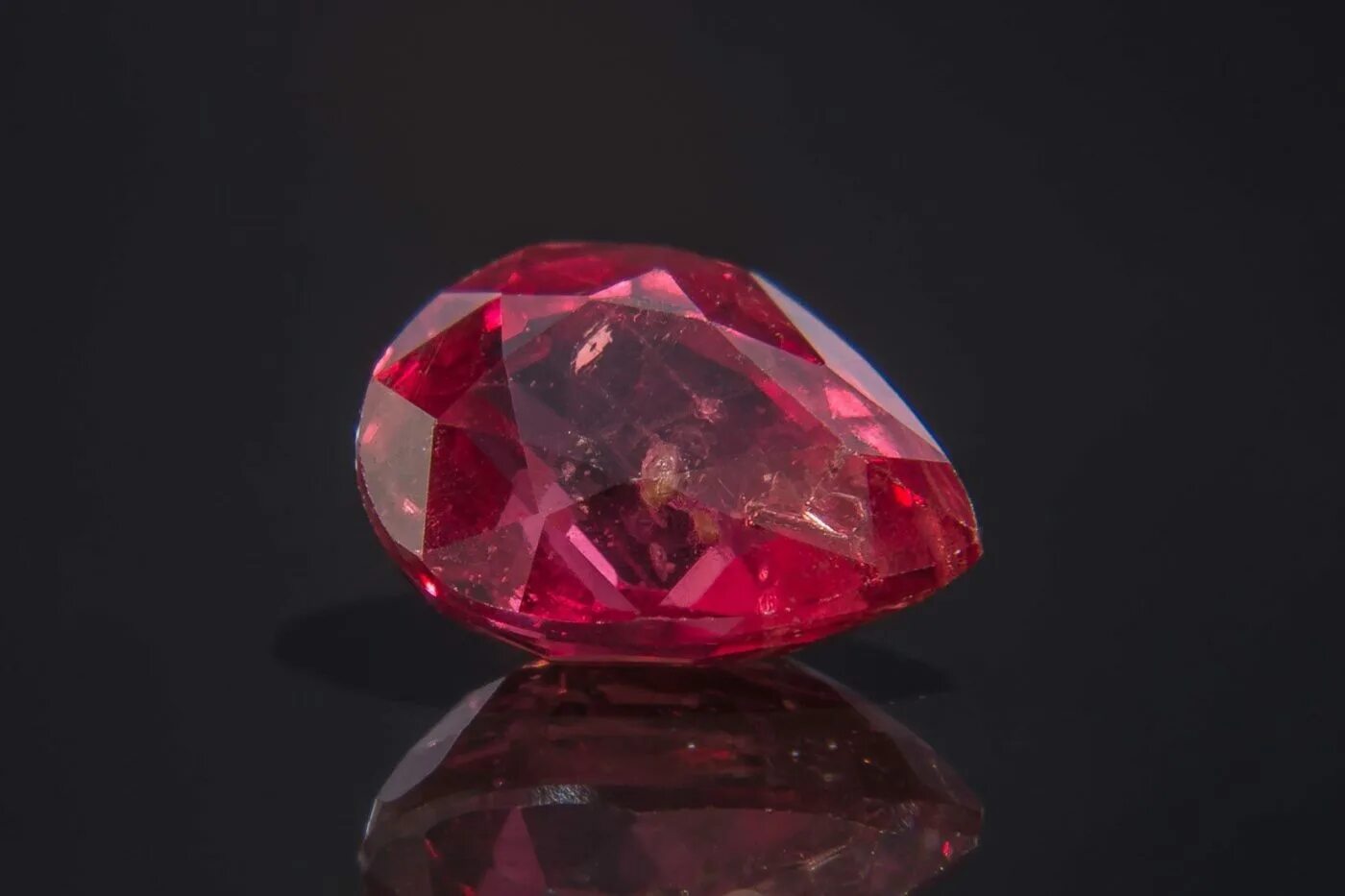 Самый большой алмаз куллинан. Тиара сапфир падпараджи. Красный бриллиант красный алмаз. Танзанит («голубой алмаз»). Самый драгоценный камень в мире.