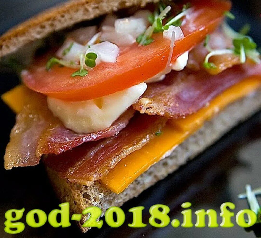 бутерброды с беконом и помидорами. бутерброды с беконом в духовке. мясная добавка в пиццу. салат с беконом. тапас с беконом.