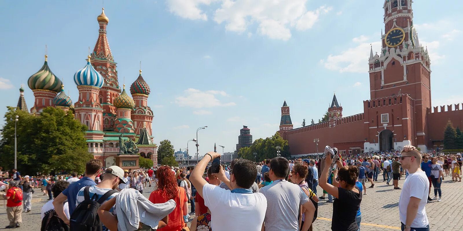 Туристы в Москве. Внутренний туризм в России. Туризм в Москве. Культурно-познавательный туризм в Москве. Внутренний туризм в рф