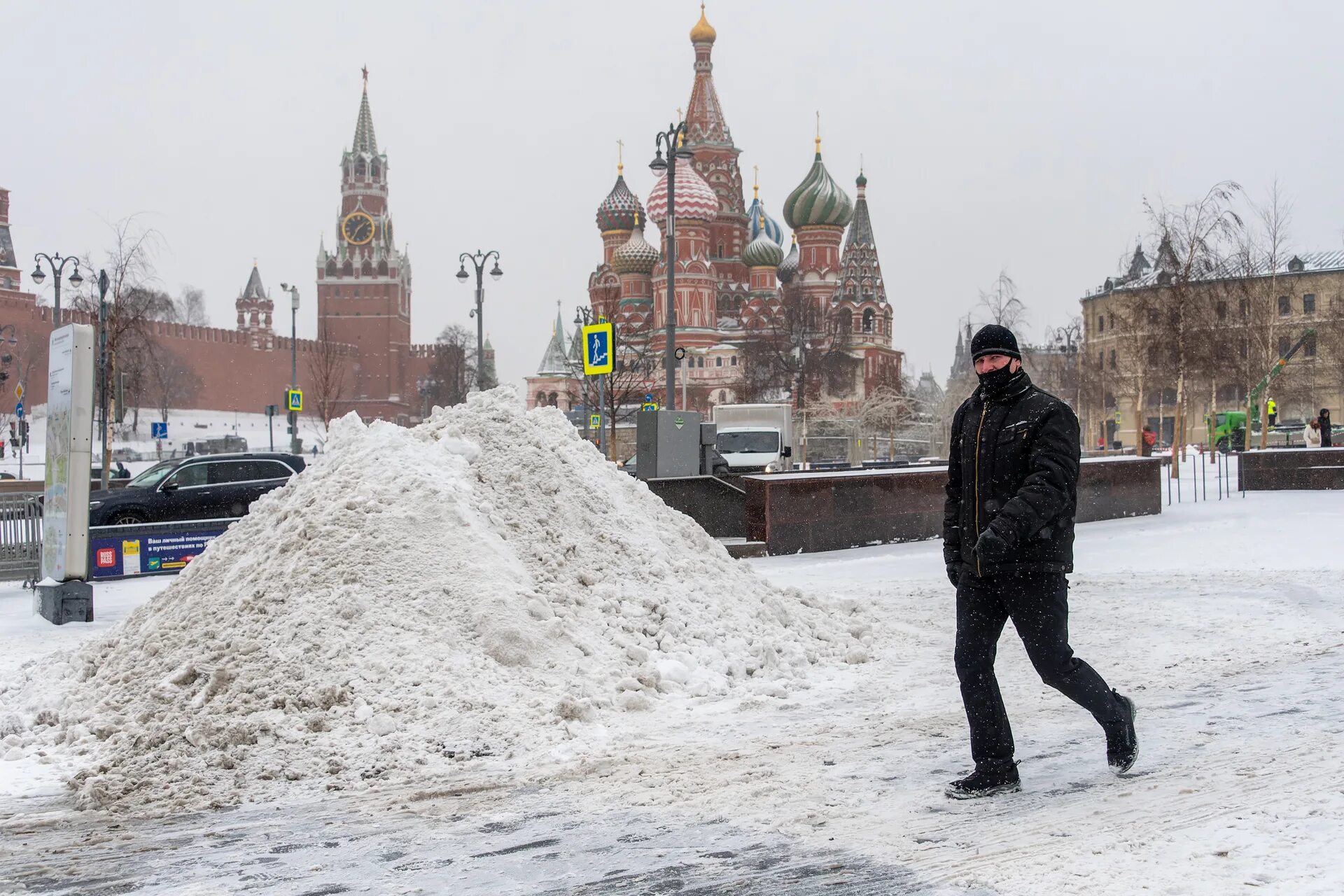 Каким будет январь в москве. Москва снегопад 2021. Снег в Москве. Сугробы в Москве. Сегодняшний снегопад в Москве.