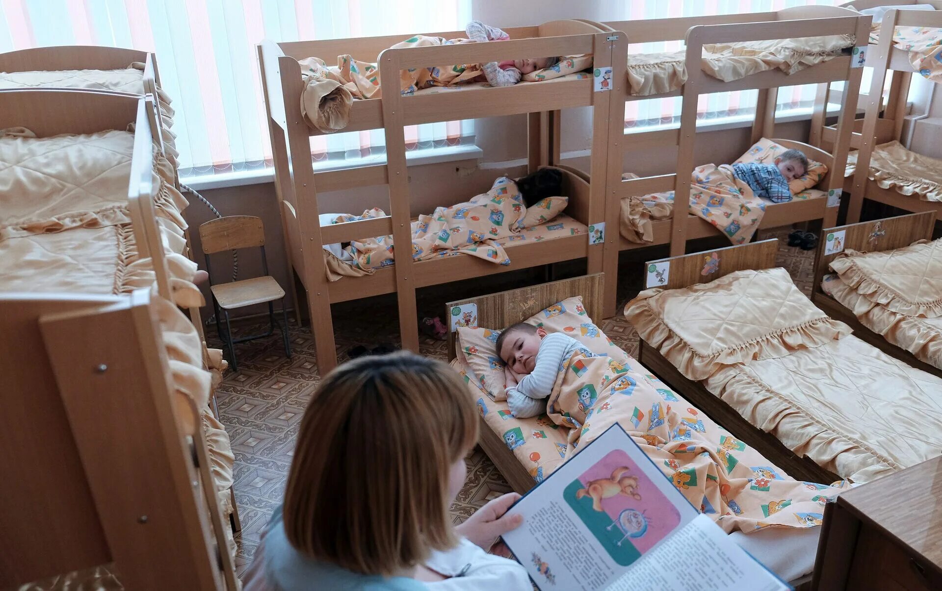 сон час в детском саду. тихий час в детском саду. дети спят в детском саду. тихий час в саду. сон час в садике.