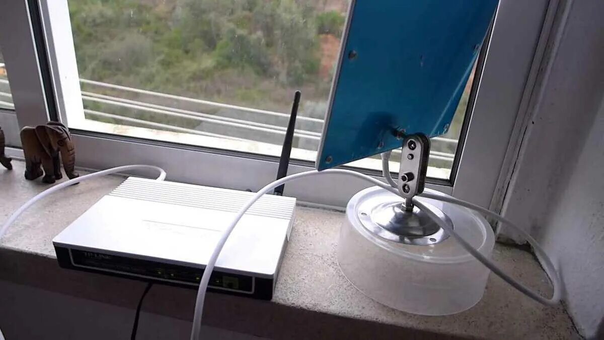 Усилить сигнал помощью роутера. Усилитель сигнала 5g wifi. усилитель wifi сигнала для роутера. усилитель wifi антенна. усилитель вай фай для ноутбука.