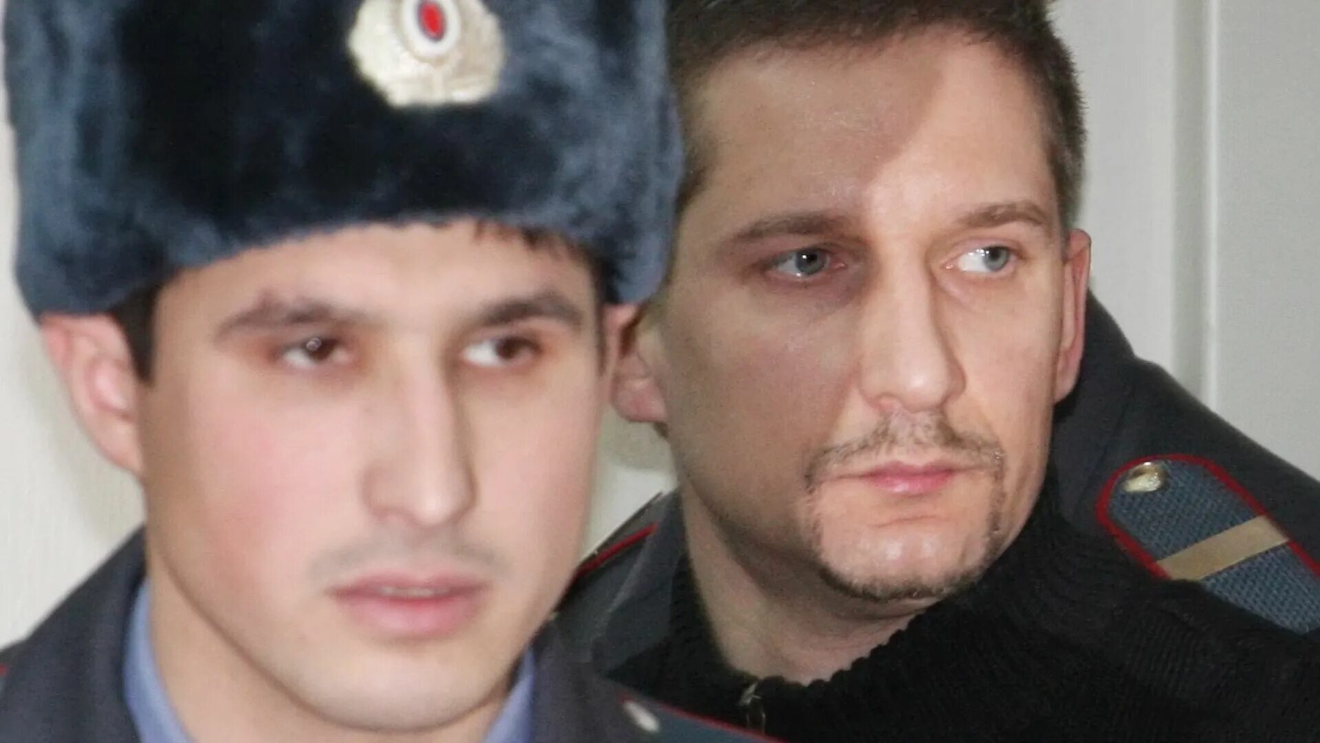 Америка расстреляли машину полиция. Прокатил полицейского на капоте. Расстрел полиции. Полицейский расстрелял коллег в метро. Расстрел полиции.