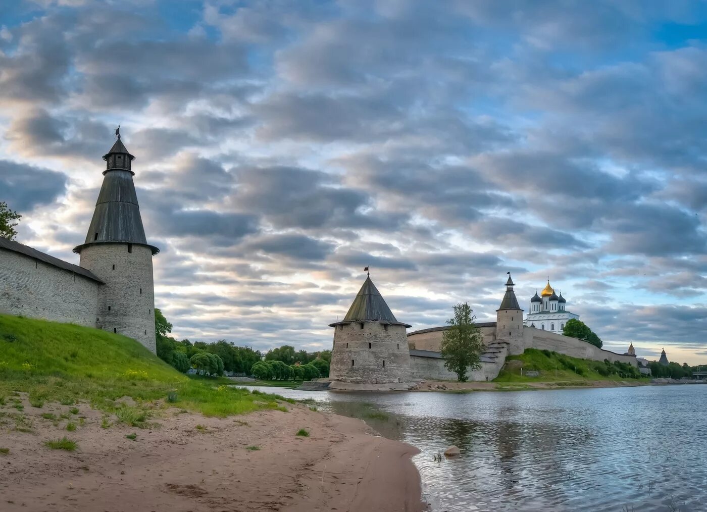 8 кремлей россии. Псковский Кремль Псков. Псковский Кремль кром. Псковский кром Псков. П ковский Кремль Кролм.