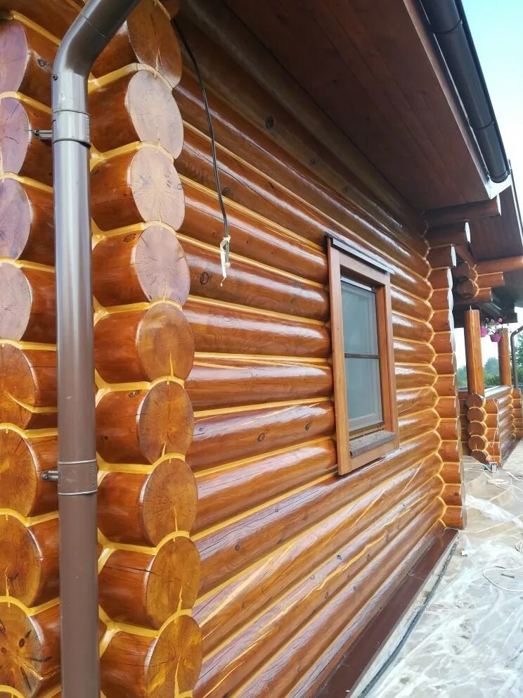 Покрытие бревна. Теплый шов оцилиндрованного бревна. бревенчатый дом. деревянный сруб. отделка швов сруба.