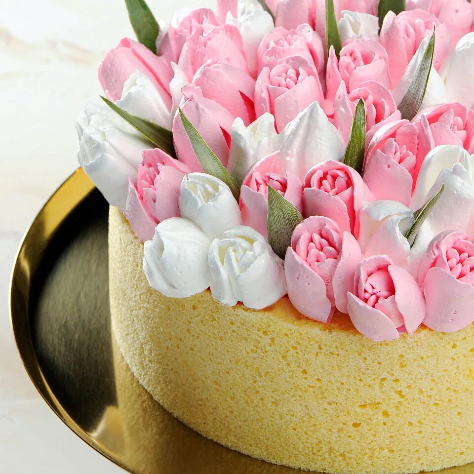 Украшение торта тюльпанами из крема. Украшение торта кремовыми цветами. Торт с тюльпанами из крема. Торт с тюльпанами. Торт с тюльпанами.