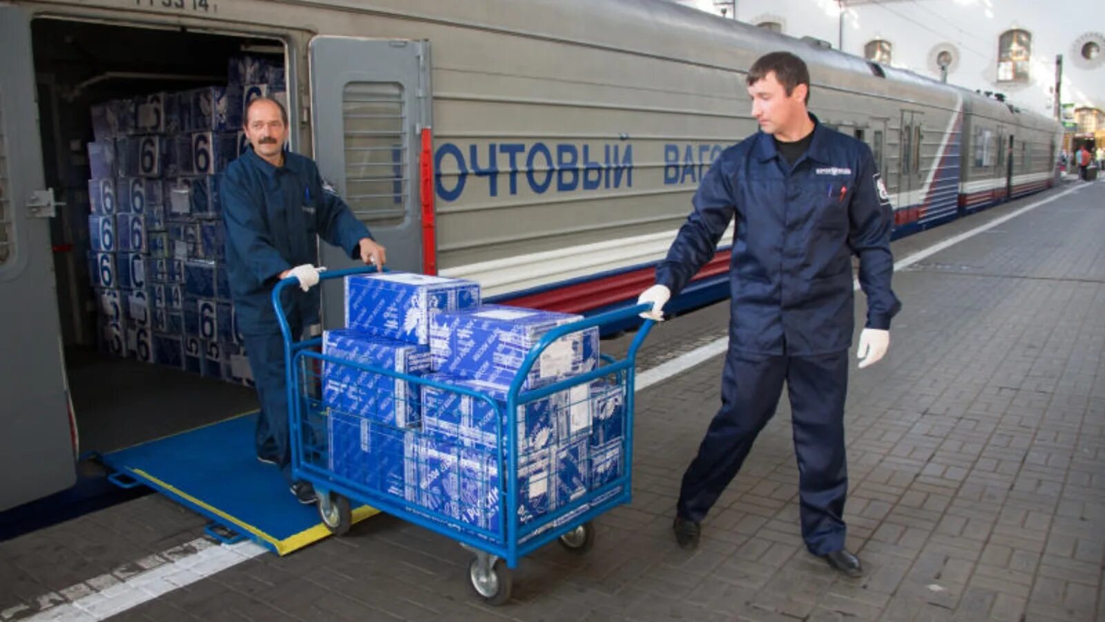 Прием груза вагонами. Разгрузка почтовых вагонов. Вагон для багажа. Вагон для перевозки багажа. Почтово багажный поезд.