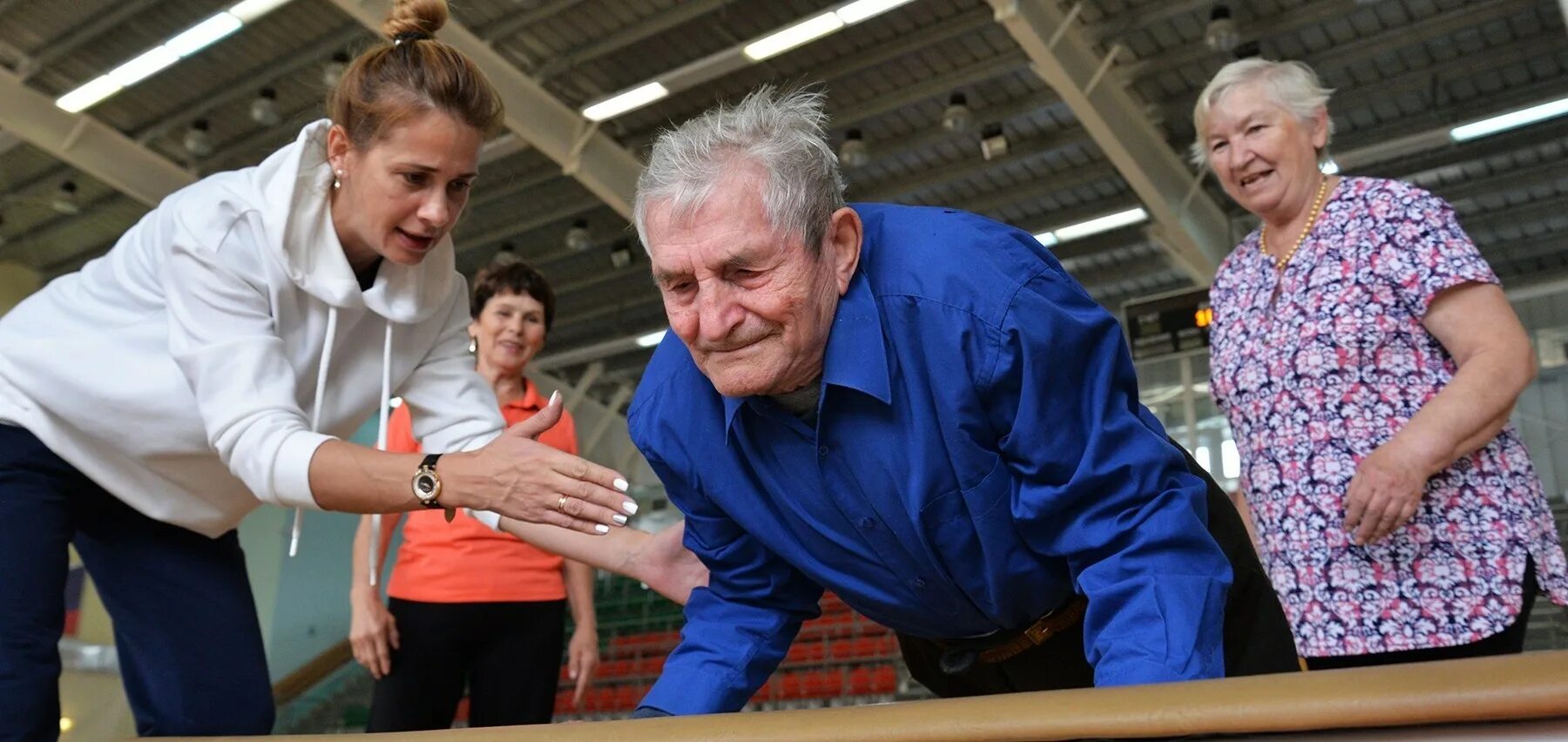 Пенсионеры в великобритании. Пенсионер сдает. Пенсионер в соцзащите. Жилье ветеранам. Пенсионеры в новой квартире.