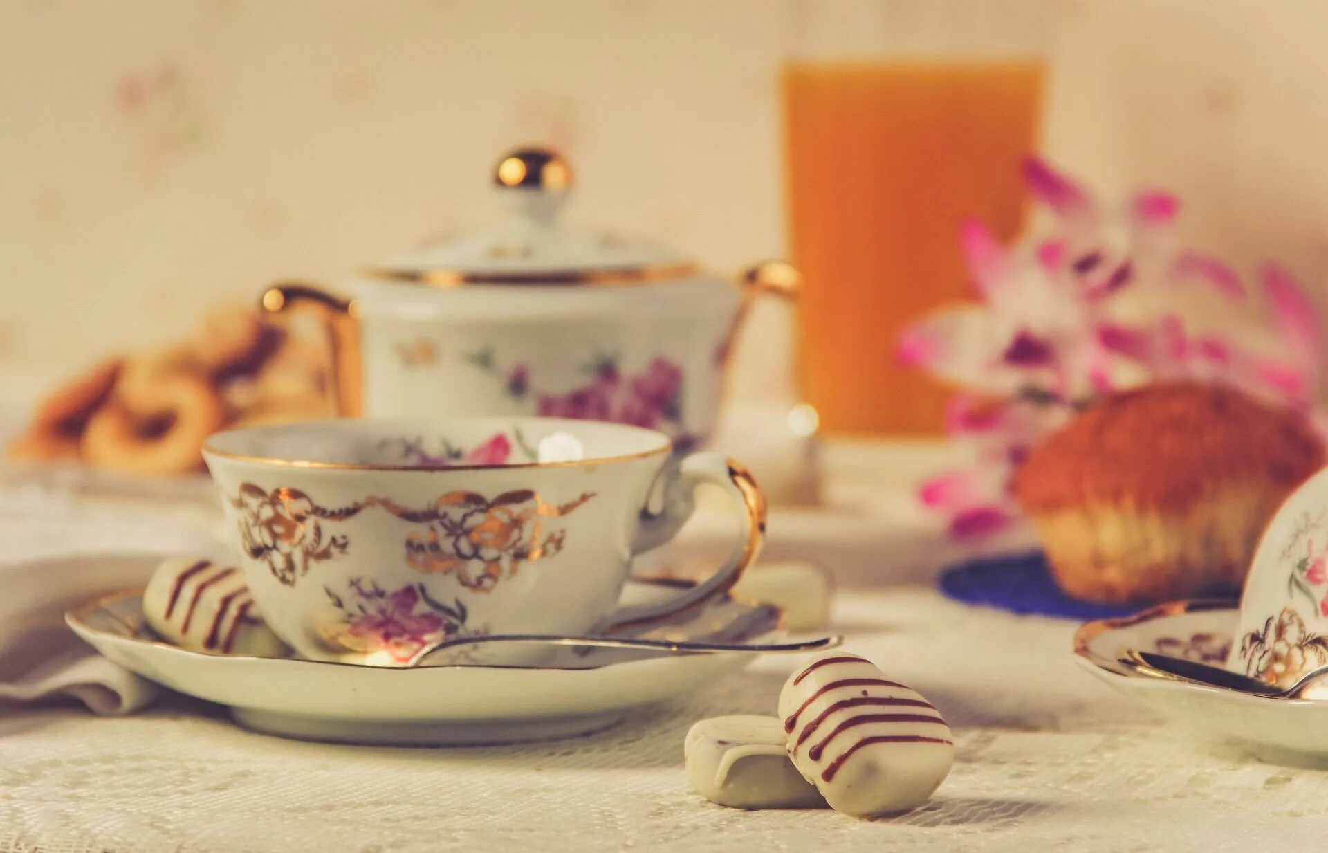 Красивое чаепитие картинки. Красивая чашка с чаем. Чаепитие. Чайные чашки на столе. Чаепитие фон.