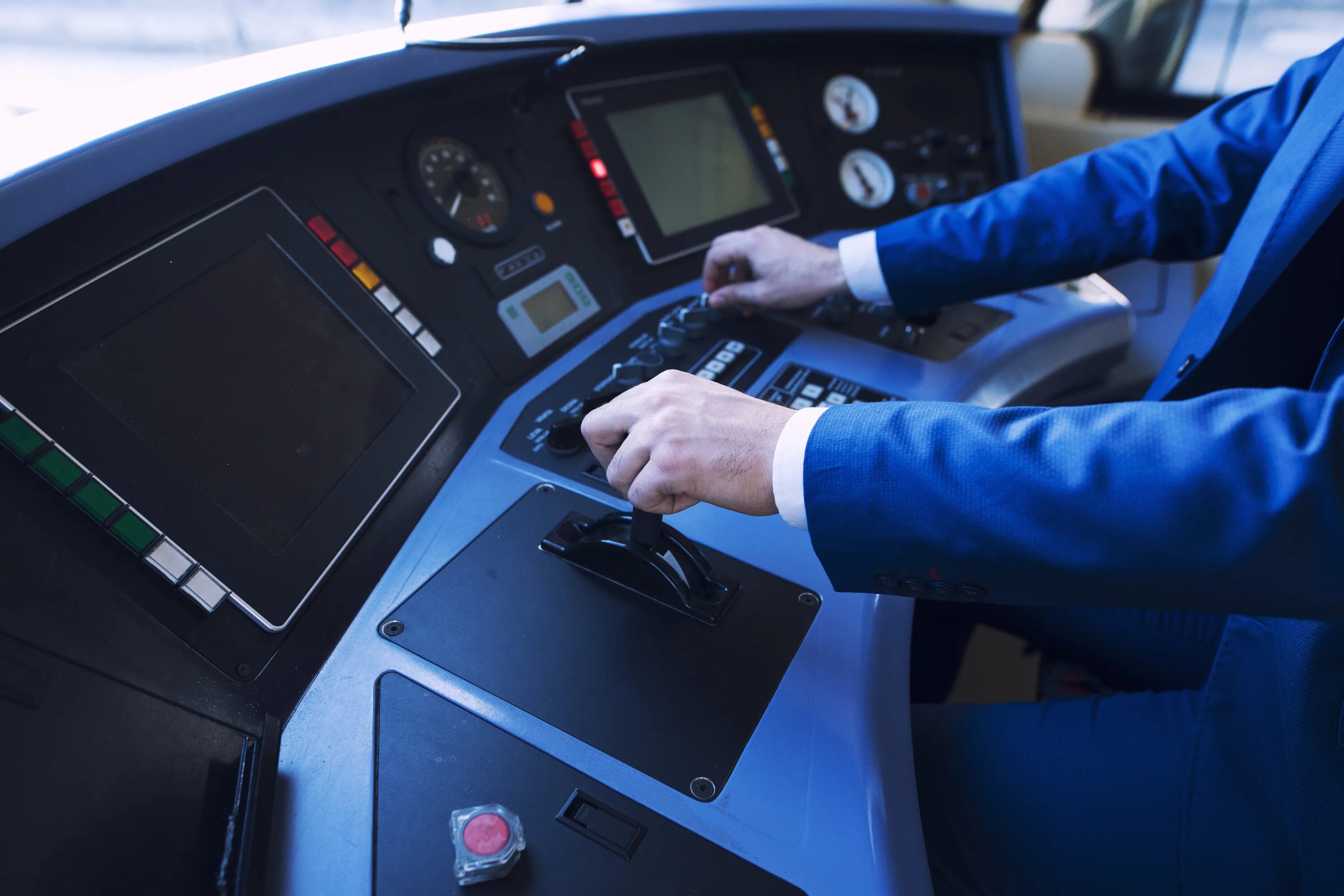 Алена миронова машинист электропоезда. Помощник машиниста электропоезда ржд. Водитель автобуса патп. Профессия машинист электропоезда. Помощник машиниста электровоза тепловоза.