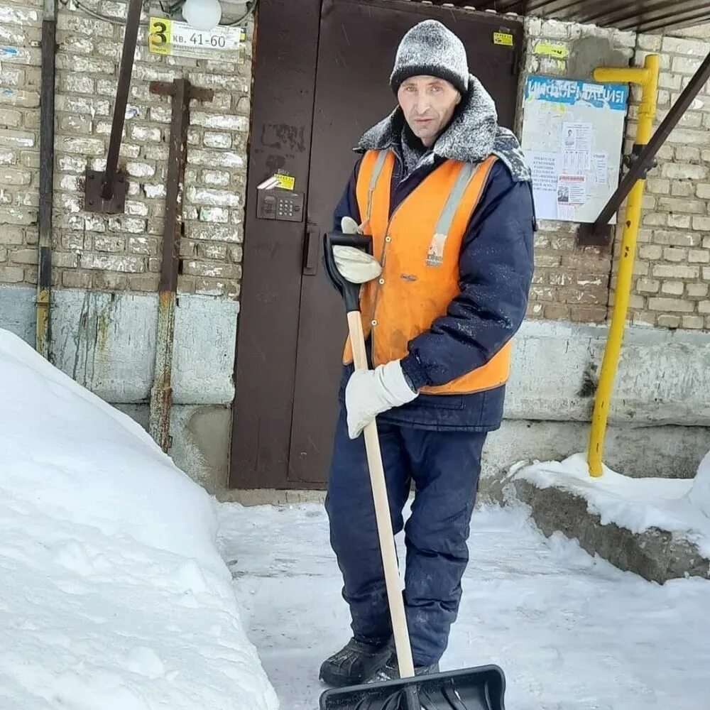 Вакансия дворник в новосибирске. Дворник жкх. Вакансия дворник в новосибирске. Дворник в москве. Помещение дворника.