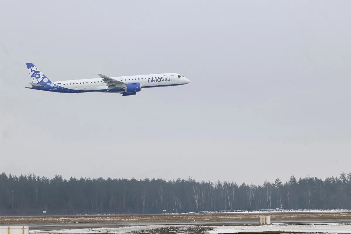 В минском аэропорту самолет. EMB-195 самолет Белавиа. E195 e2 Белавиа. Аэропорт Минск Белавиа. Belavia рейс в2 976.