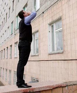 Под окнами роддома я стою