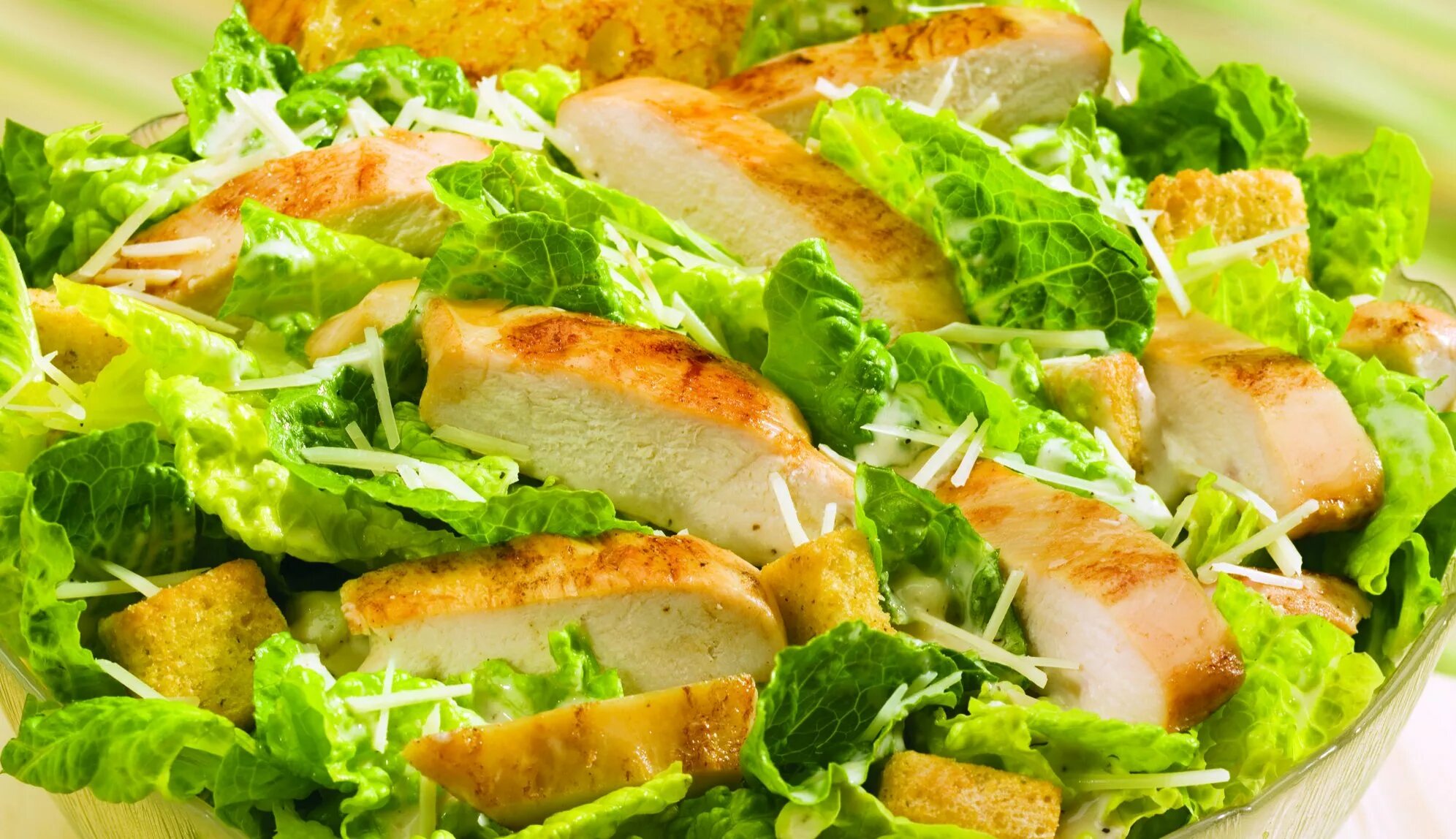 Салават цезарь. Цезарь салман. Хрустящий салат с ананасами и курицей. Оливье цезарь. Цезарь с курицей.