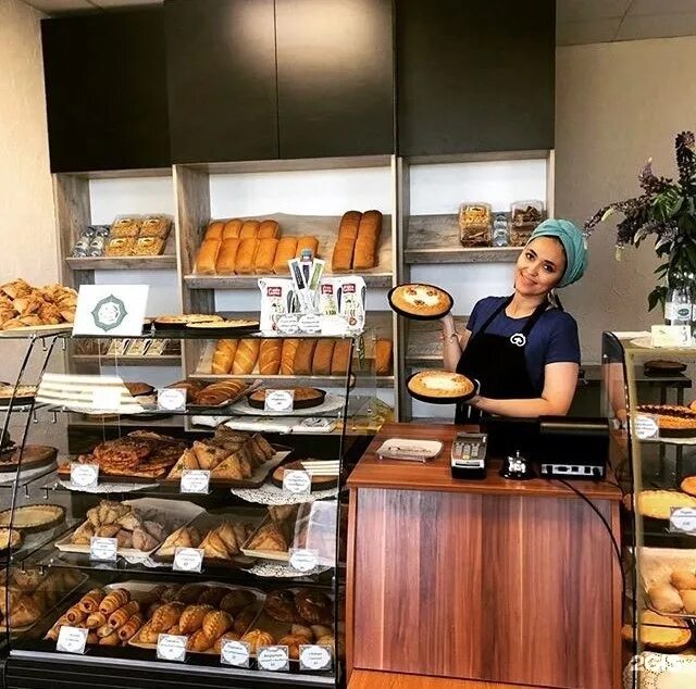 Булочки в столовой. Пекарня жар свежар лениногорск. Казанские пекарни. Вкусняшечка пекарня казань. Bakery казань.