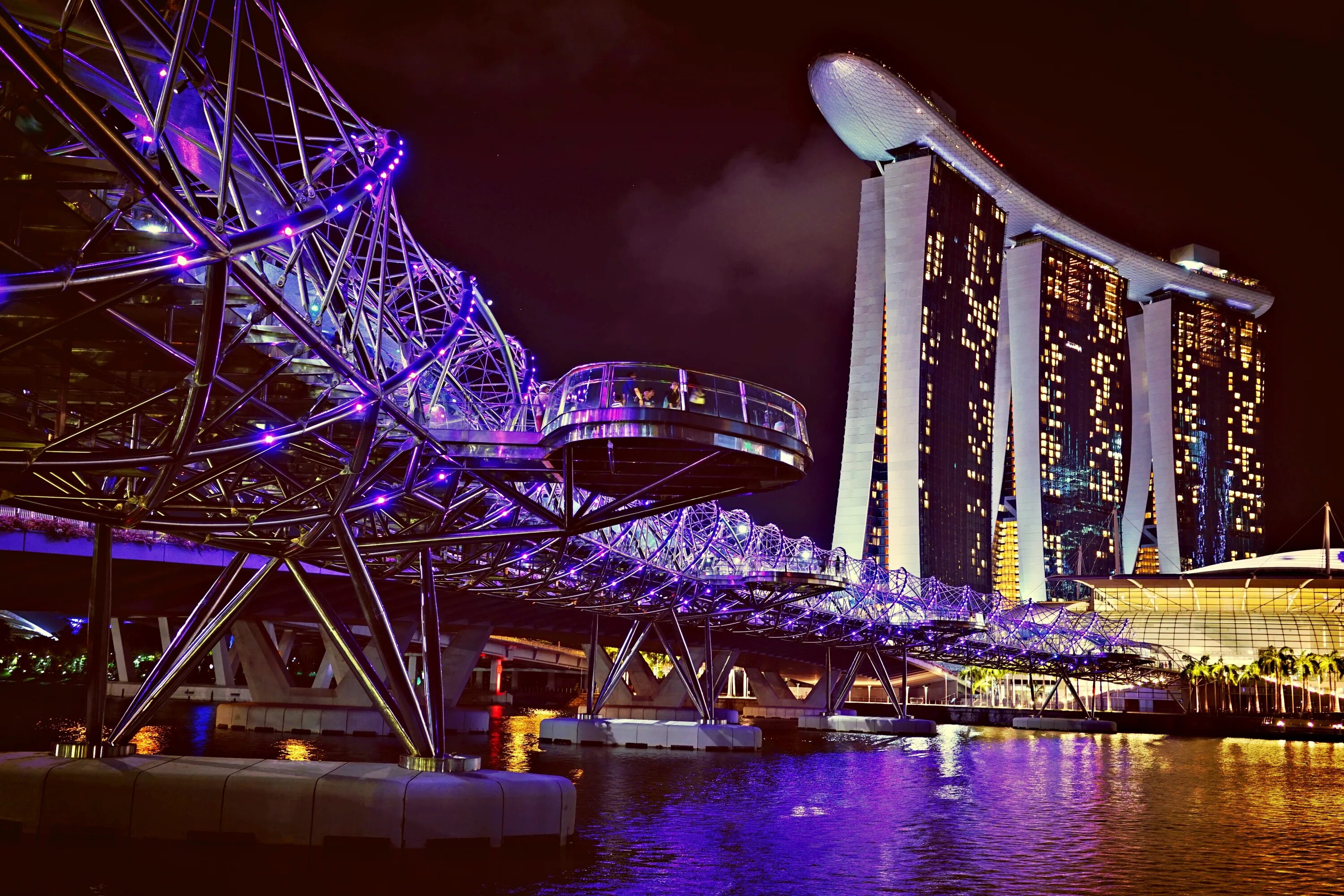 Сингапур колесо обозрения. Marina Bay Sands Singapore. Аттракционы ночью. Парк развлечений ночью.