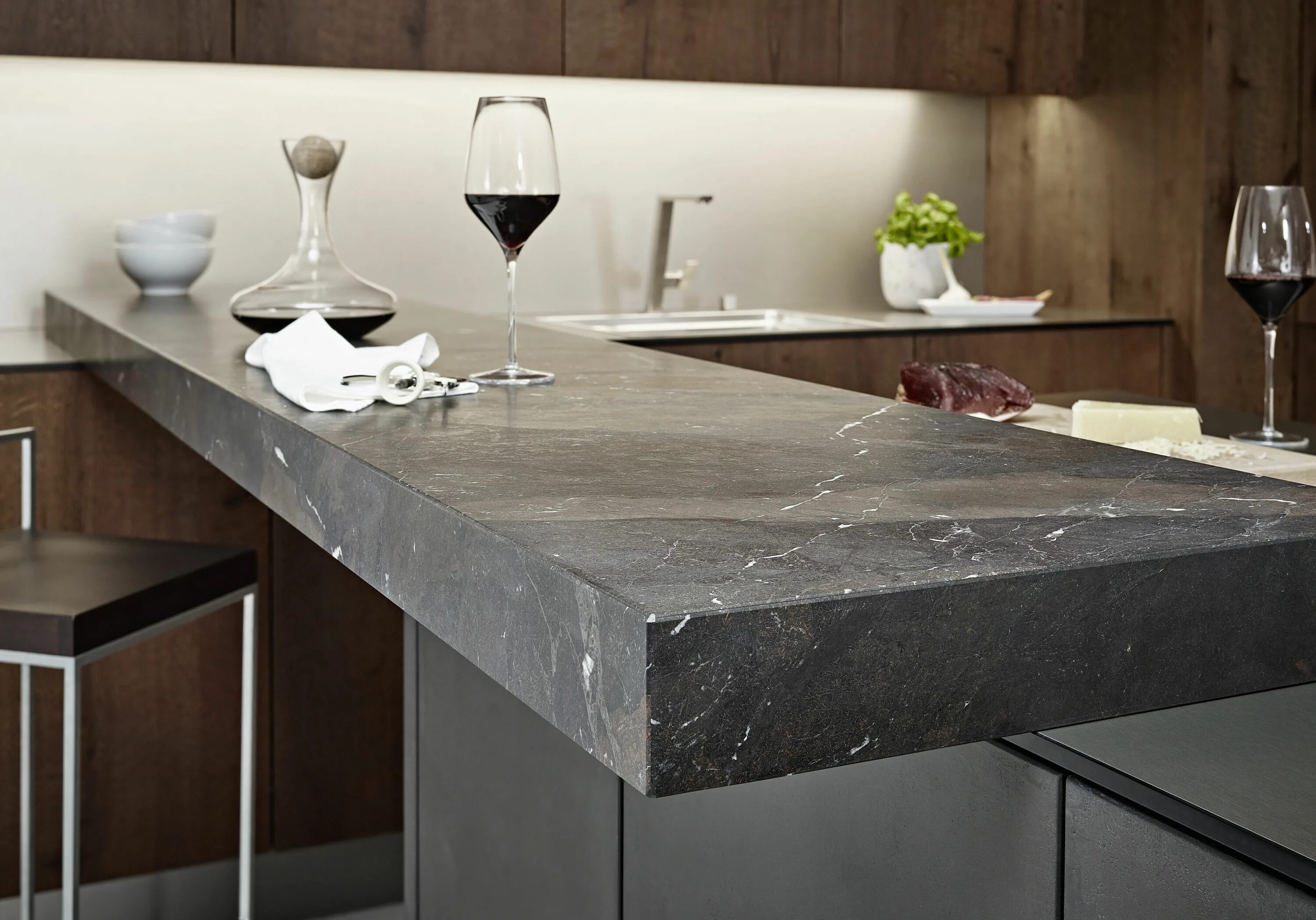 Дуб галифакс олово egger столешница. Железная столешница. Необычные столешницы для кухни. Столешница этория скиф в интерьере. Кварц агломерат столешница.