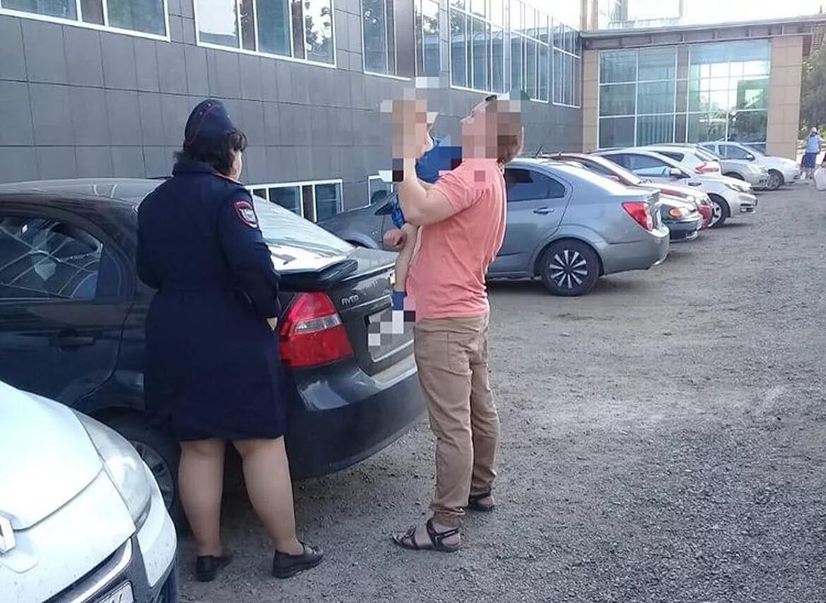В казани ребенок в машине. Малыш в автокресле. В казани ребенок в машине. Акция автокресло детям в детском саду. Выписка полицейская.