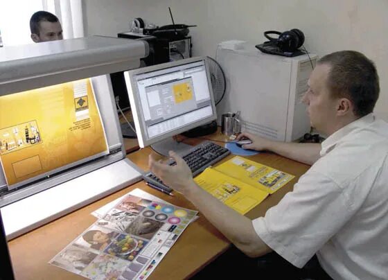 графический дизайнер. профессия верстальщик. дизайнер печатник. типография цех. верстка журнала.