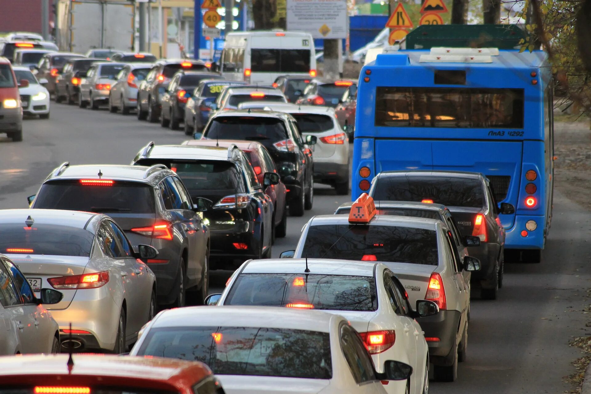 Пробки Носовихинское шоссе. Автомобильная пробка. Автомобили в пробке. Затор на дороге.