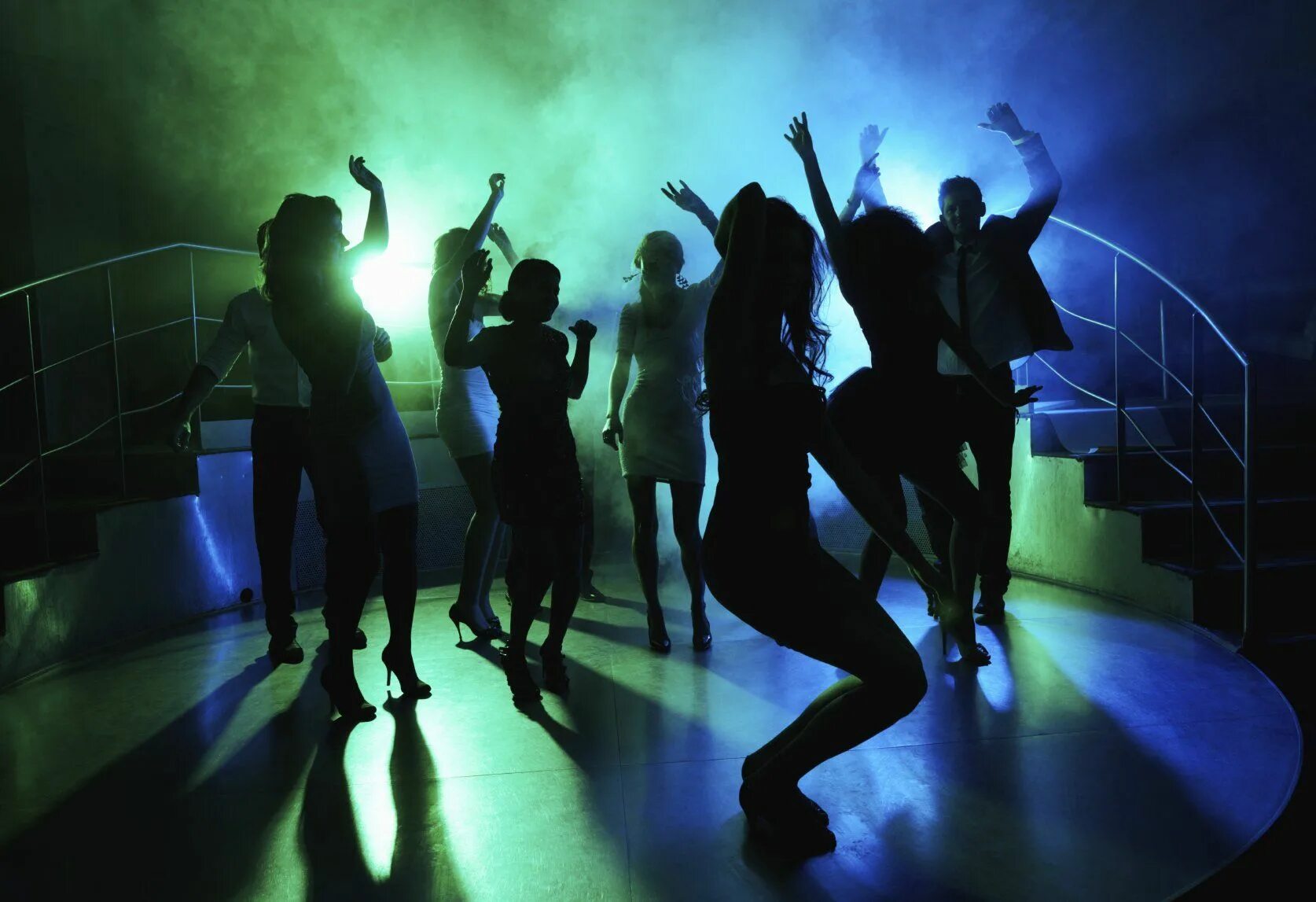 Молодая где танцует. Танцуют в клубе. Танцы в ночном клубе. Девушка танцует в клубе. Люди танцуют в ночном клубе.