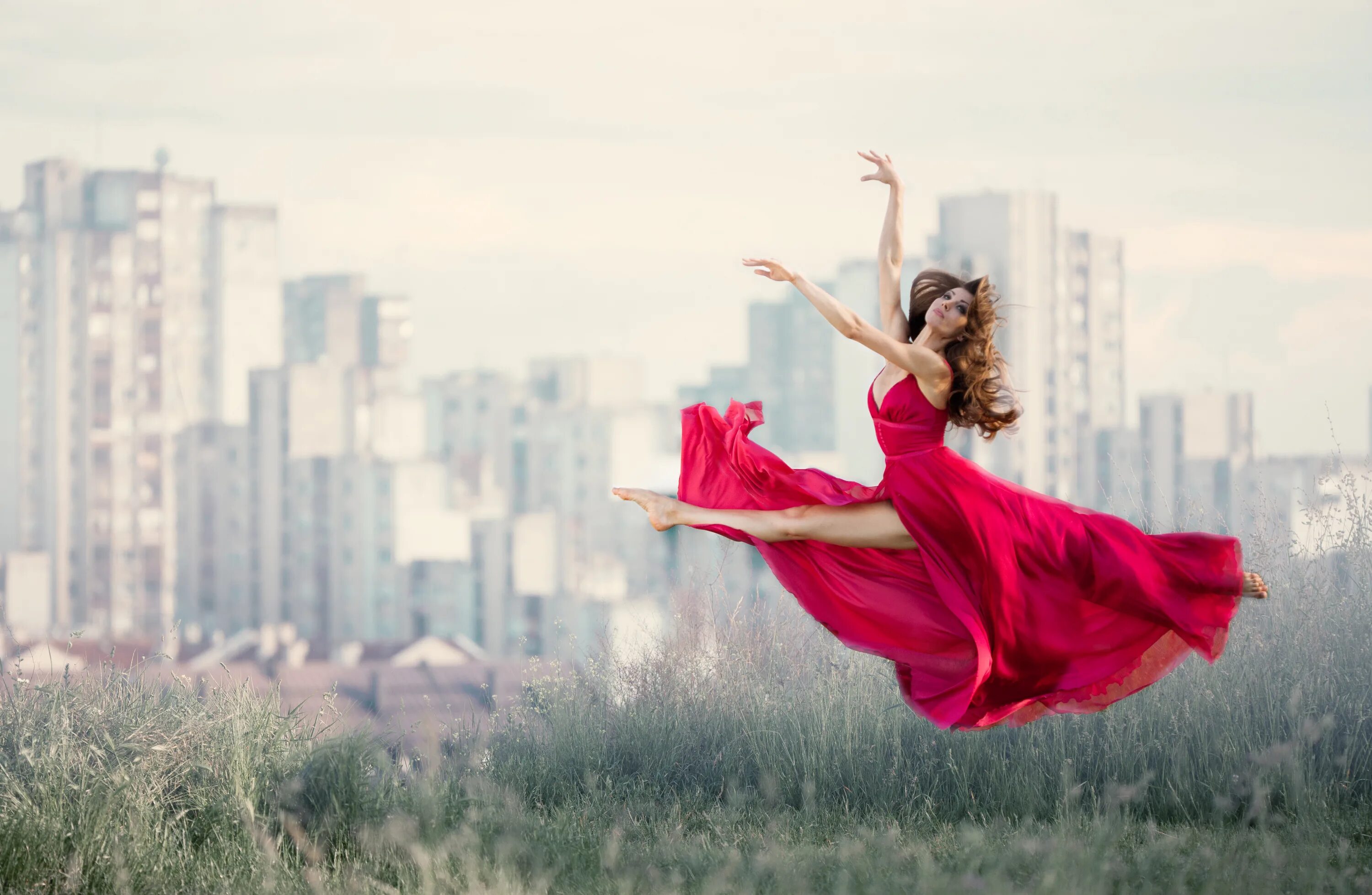 Танцующая женщина. Девушка танцует в платье. Красивая девушка танцует. Танцующая девушка в Красном.