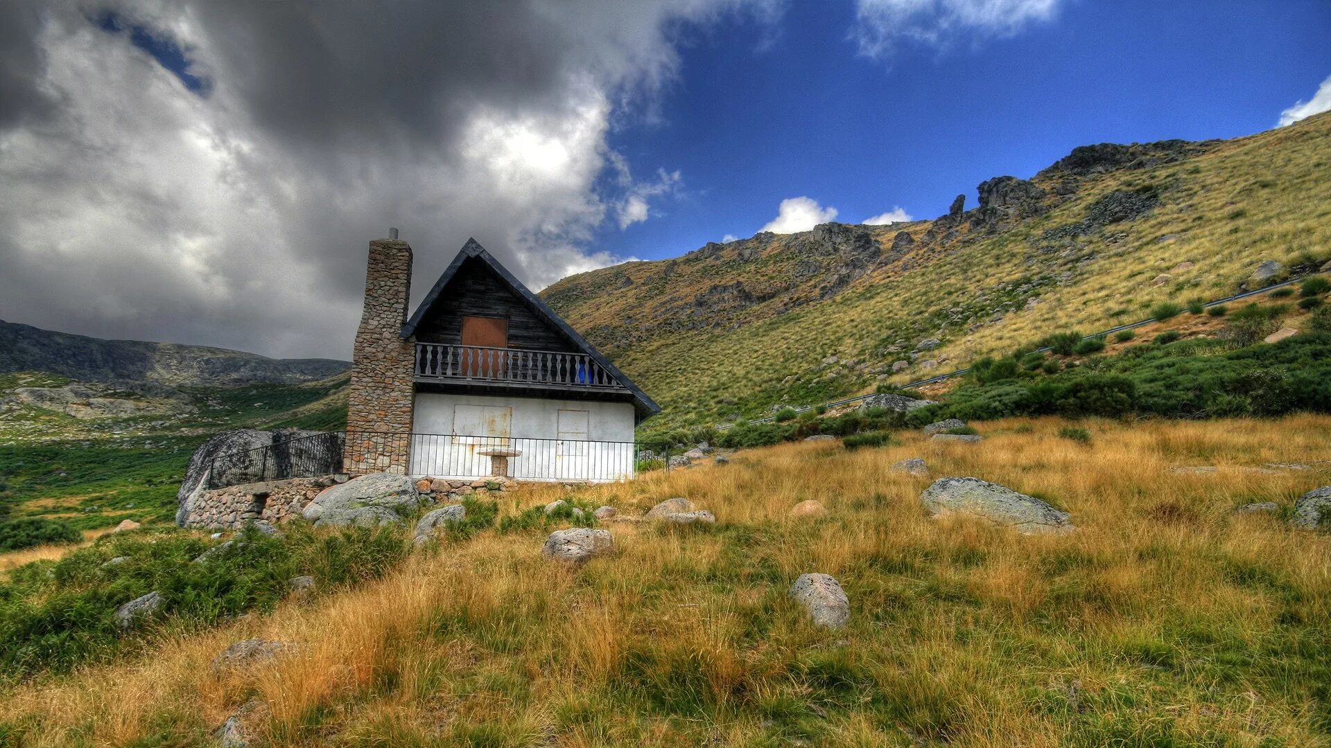 Одинокий холм. Скандинавия Шотландия. Домик у подножья горы Норвегия. Майн Рид-уединенное жилище. Даниэль Шиндлер Архитектор проекты в Швейцарии.