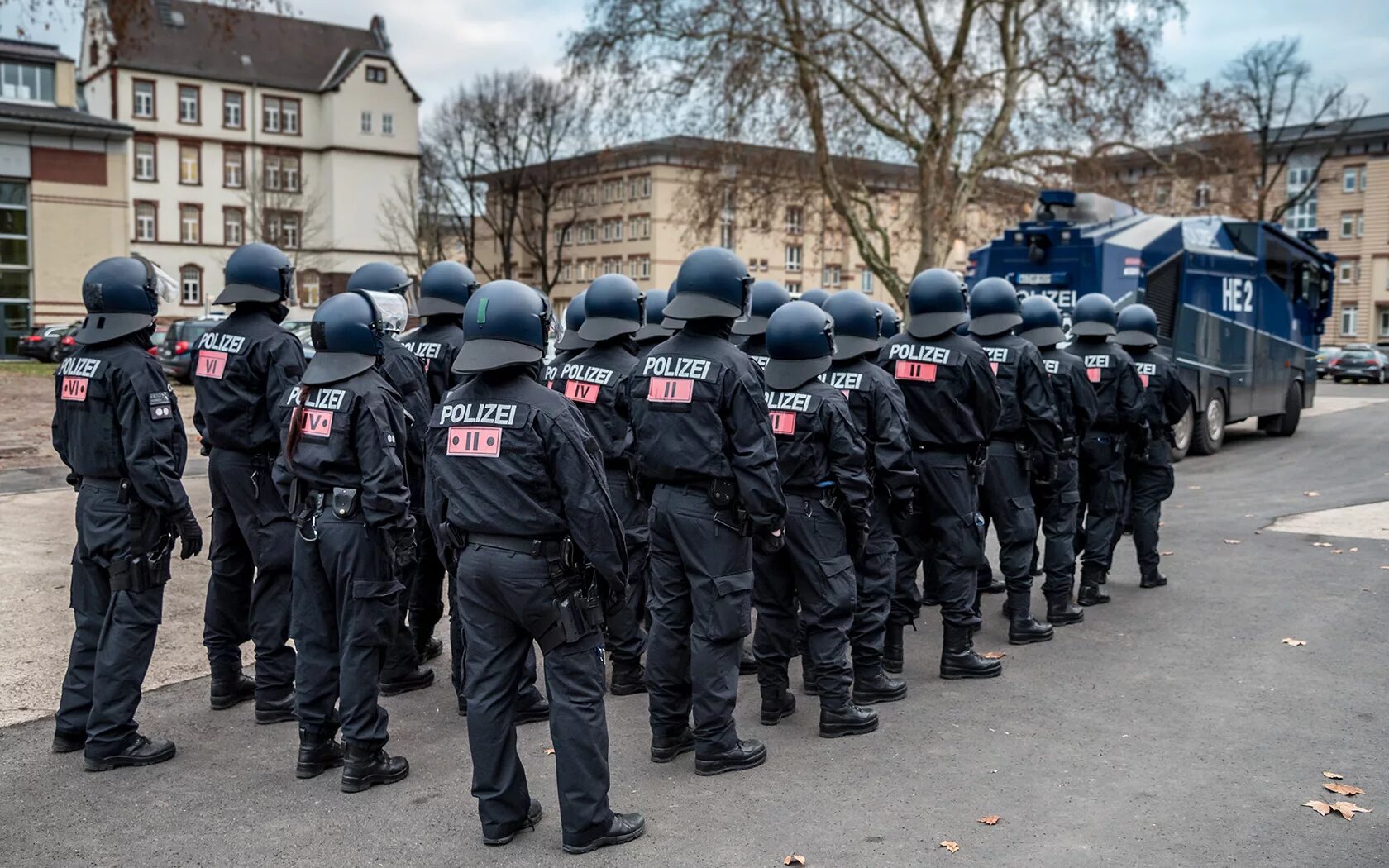 Гоголевский полицай 10 букв. Polizei. Polizei-Nachrichtenstaffeln Полицейская связь Германии. Die Polizei здание. Polizei отдел.