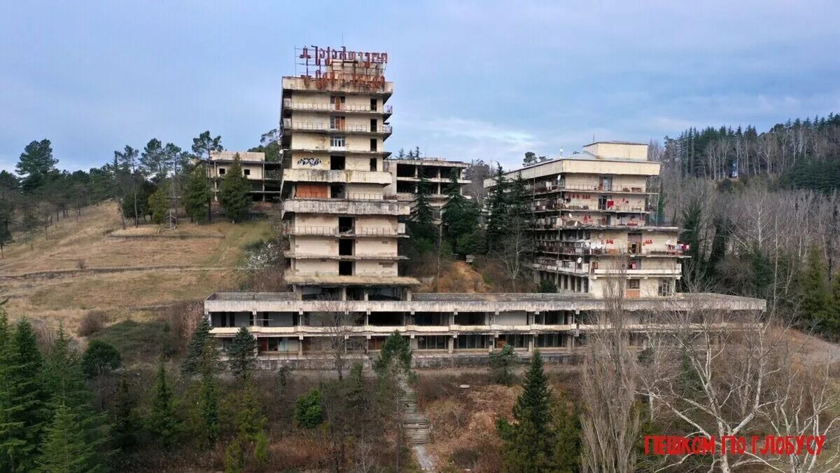Город заброшенных санаториев. Заброшенный город в грузии с санаториями. Цхалтубо город заброшенных санаториев. Санаторий шахтер цхалтубо грузия. Грязелечебница садгород владивосток.