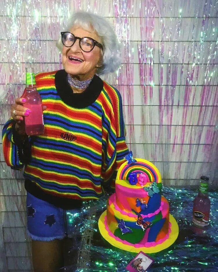 бабушка жарит. плохие бабки. старая женщина в больнице. бабушка в плохом качестве. салли никсон.