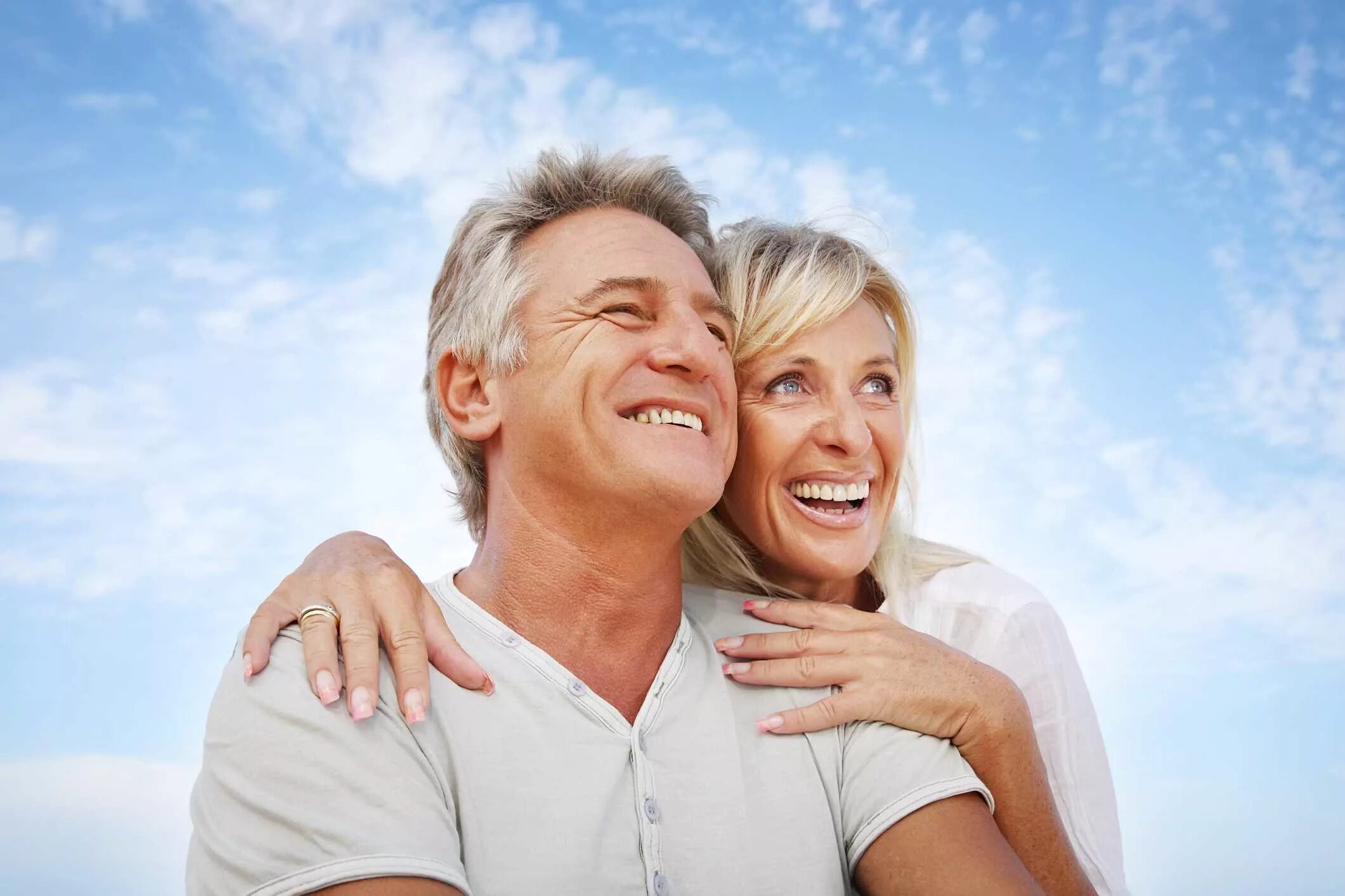 Older woman and younger man. Счастливые и Здоровые пожилые люди. Здоровый счастливый человек. Радостные мужчина и женщина в возрасте. Здоровые мужчина и женщина.