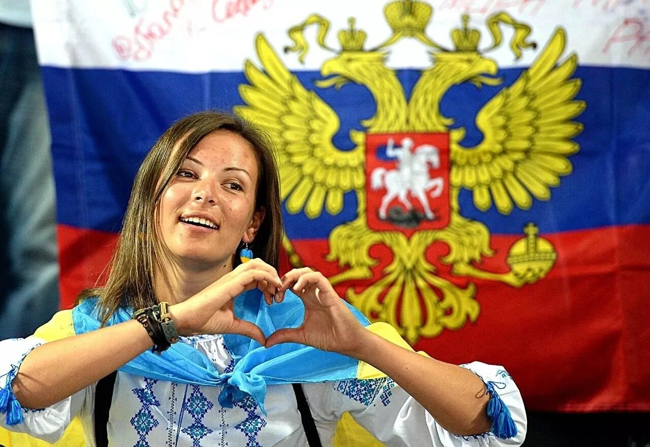Россияне а россияне женщина. Украина – это Россия. Девушка с украинским флагом. Россия и Украина Дружба. Россияне и украинцы.