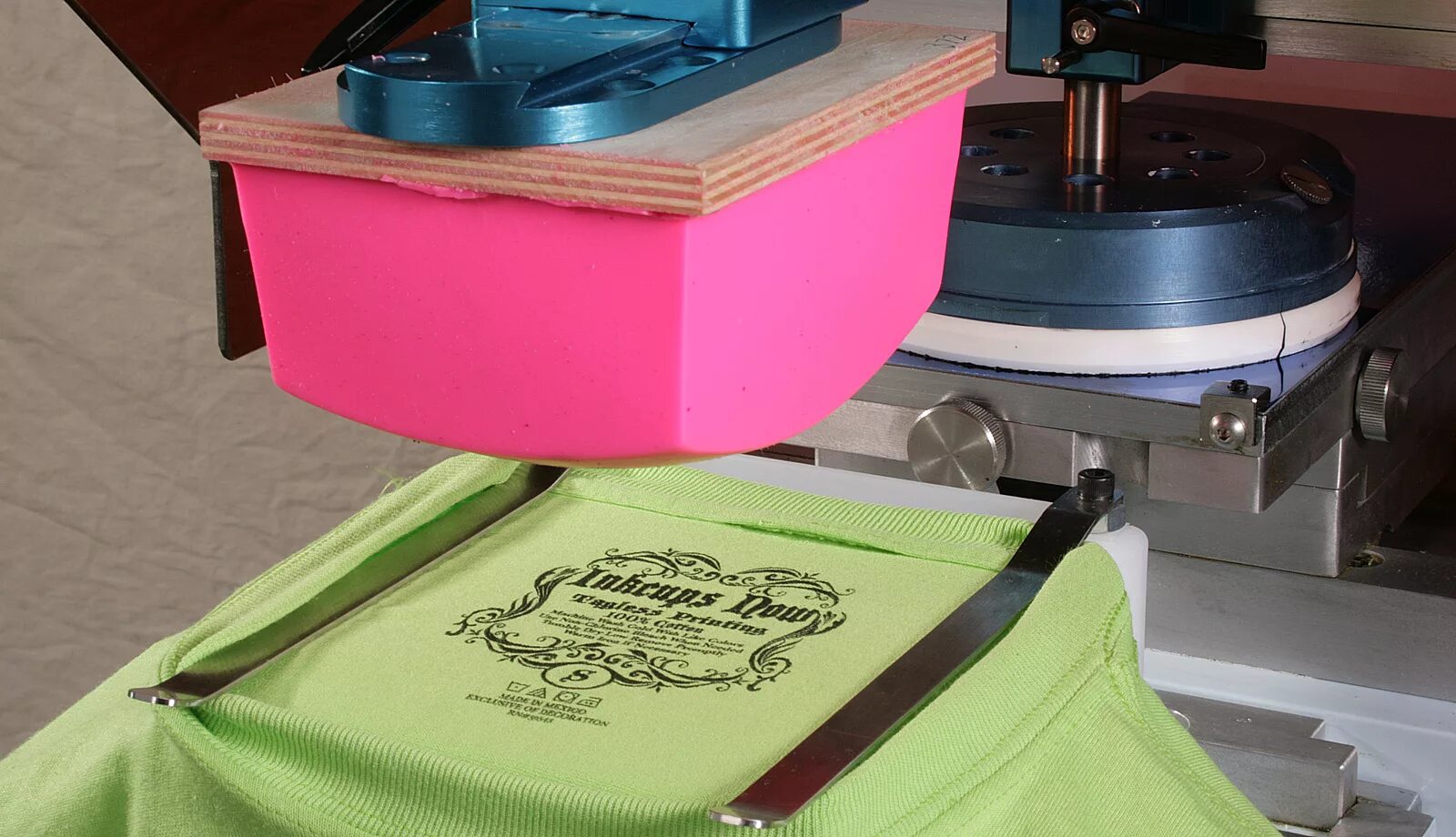 Станок для производства гофрокартона. Штемпельная машина. Нанесение штампа. Термоперенос печать на ткани. Термоперенос печать на ткани.