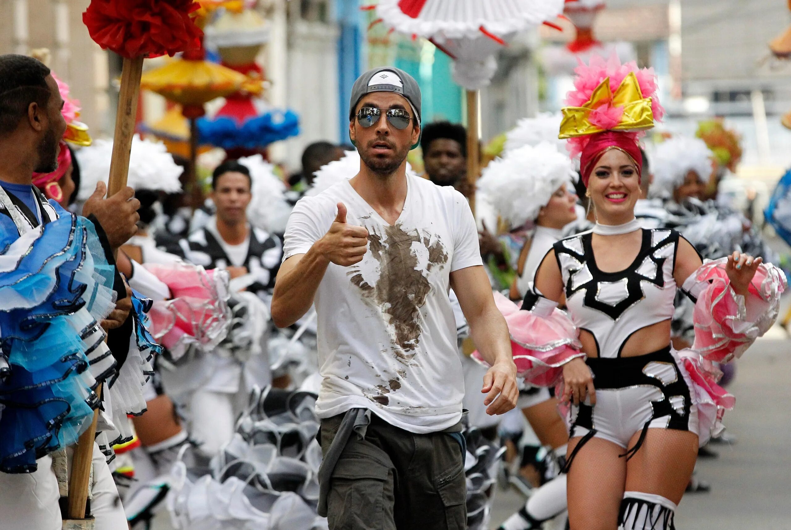 Enrique iglesias subeme radio. Subeme la radio. yaya subeme la radio. девушка из subeme la radio.