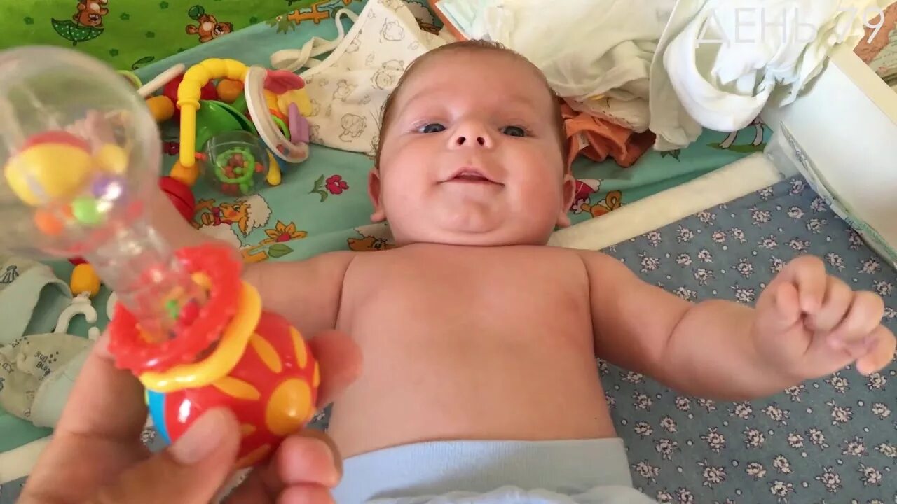 Пырики пупырики мультиварик. Медвежонок умка музыкальная игрушка. Погремушечка видео. Почему погремушка успокаивает младенцев. Игры с погремушками.
