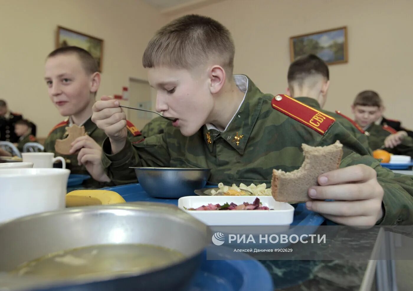 Детские военные школы. СПБ СВУ Санкт-Петербургское Суворовское военное училище. Суворовское училище в Петербурге. Казарма Суворовское училище Питер. Суворовское военное училище в Санкт-Петербурге после 9.