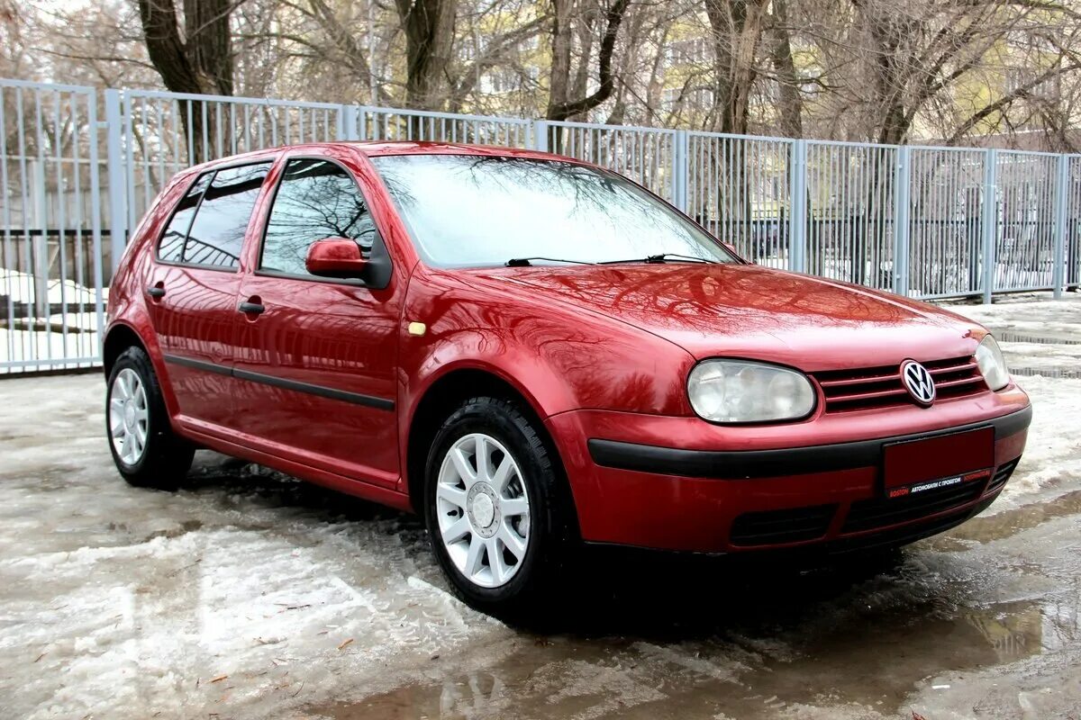 Купить фольксваген 1999. VW Golf 4 красный. Фольксваген гольф 4 1999. Volkswagen 1999 Golf красный. Фольксваген гольф 1999 хэтчбек.