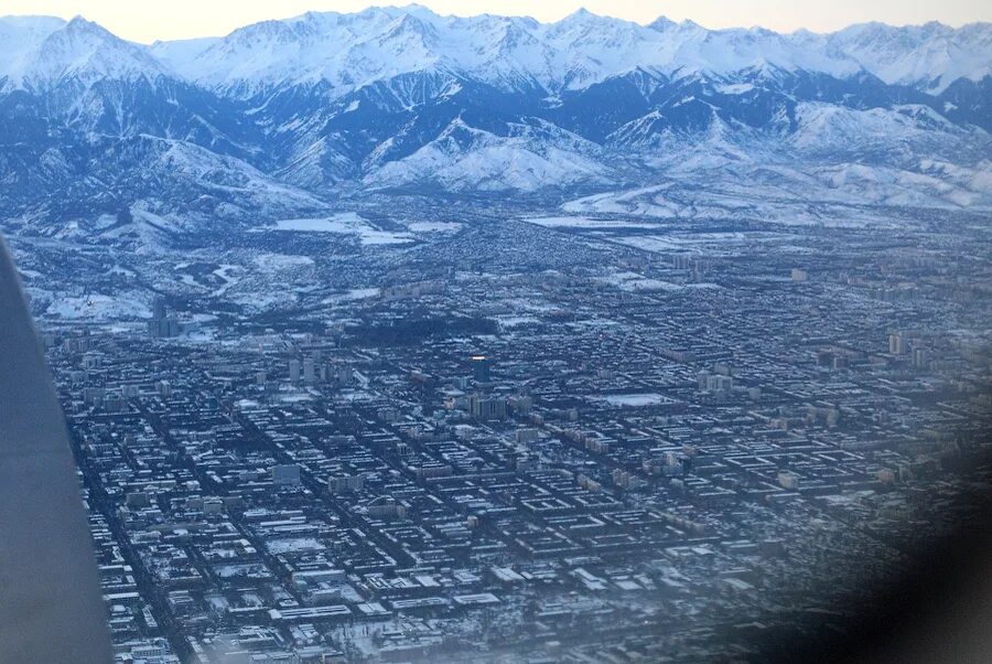 Города казахстана над уровнем моря. Алма Ата над уровнем моря. Вид на Алматы с самолета. Горы вид с самолета. Казахстан вид с самолета.