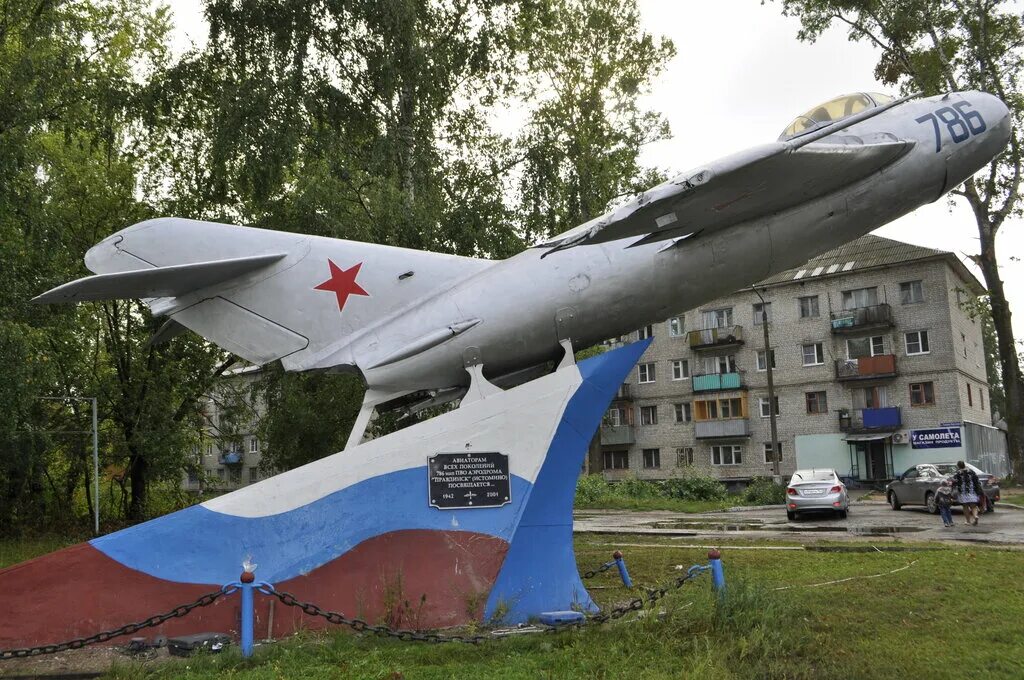 техника нижегородская область. инженерная разведывательная машина ирм-2. выставка военной техники в нижегородском кремле. вездеход пожарный лесной впл 6. лысково 2 танка статуи в нижегородской области.